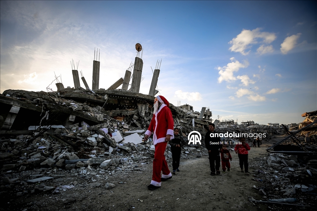 Gazzeli Noel baba masum savaş mağduru çocukların yüzünü güldürdü