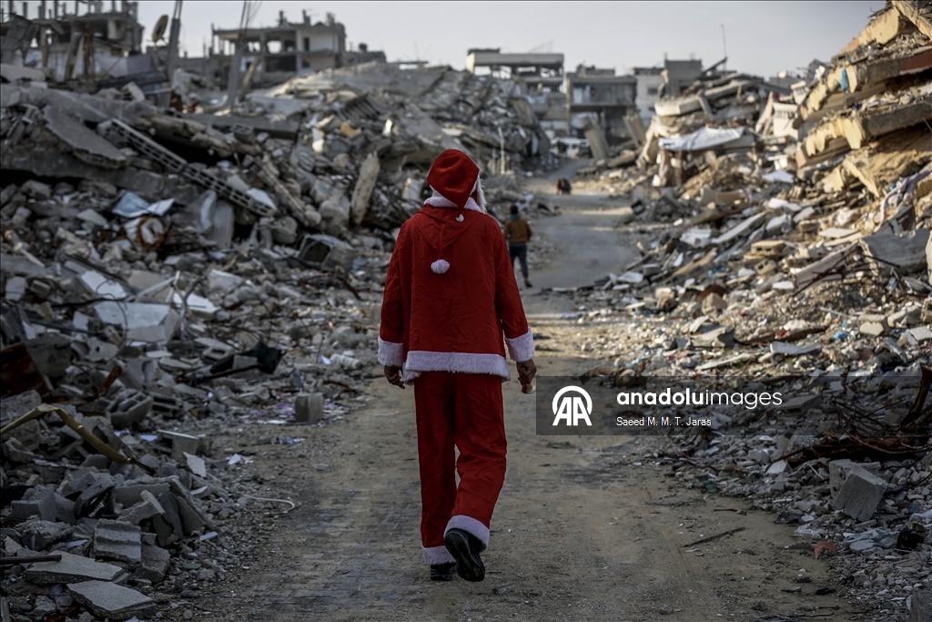 Gazzeli Noel baba masum savaş mağduru çocukların yüzünü güldürdü