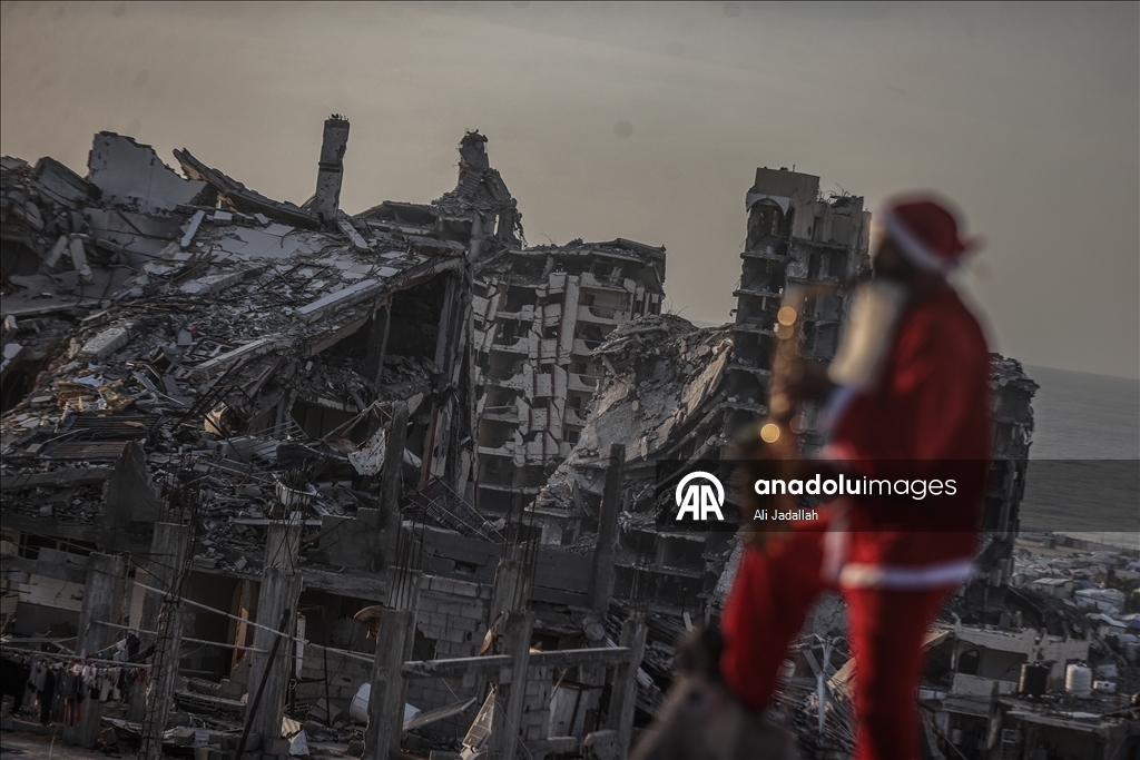 В Газе волонтеры в костюмах Санта-Клауса порадовали палестинских детей