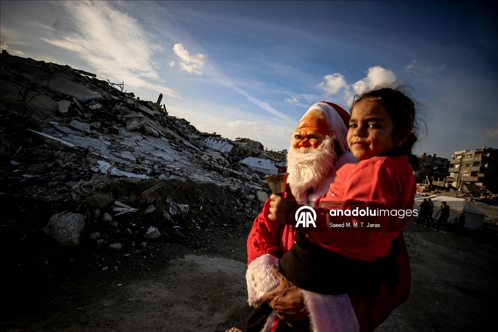 Gazzeli Noel baba masum savaş mağduru çocukların yüzünü güldürdü