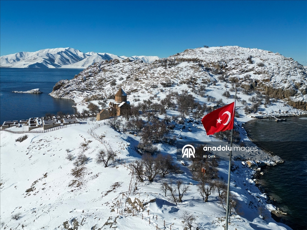 Beyaza bürünen Akdamar Adası ziyaretçilerini ağırlıyor