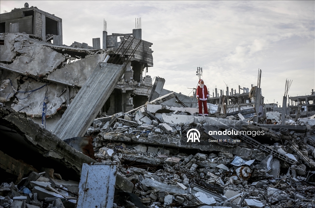 Gazzeli Noel baba masum savaş mağduru çocukların yüzünü güldürdü