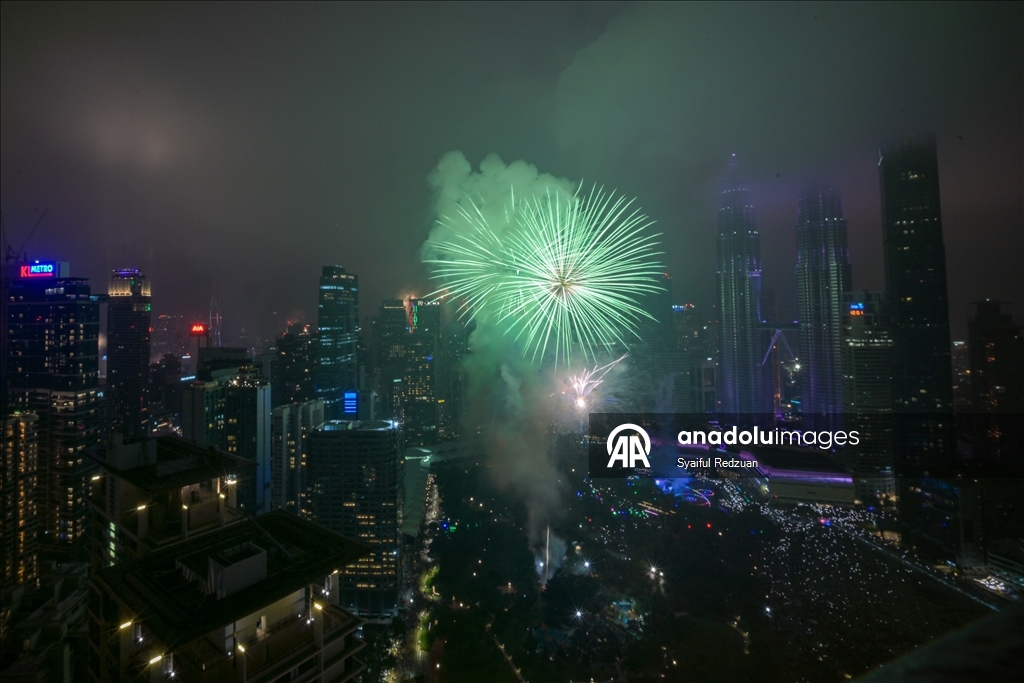 Kuala Lumpur’da yeni yıl havai fişek gösterisi