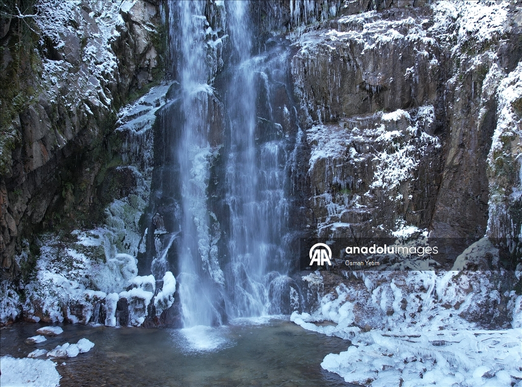Gümüşhane'deki Çağlayandibi Şelalesi Tabiat Parkı beyaza büründü