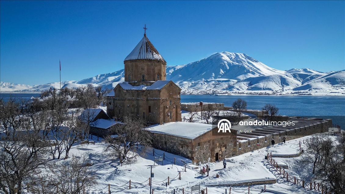 Beyaza bürünen Akdamar Adası ziyaretçilerini ağırlıyor