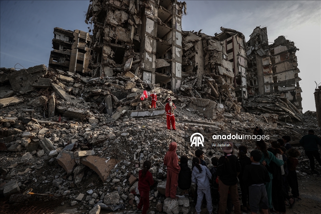 Gazze'de Noel baba kılığını giyen gönüllü gençler, Filistinli çocukların yüzünü güldürdü