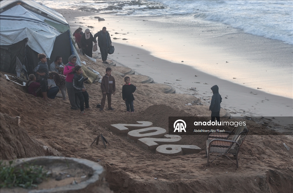 Filistinli resim sanatçısı Ebu Cerad, Gazze sahilinde “2026” yazdı