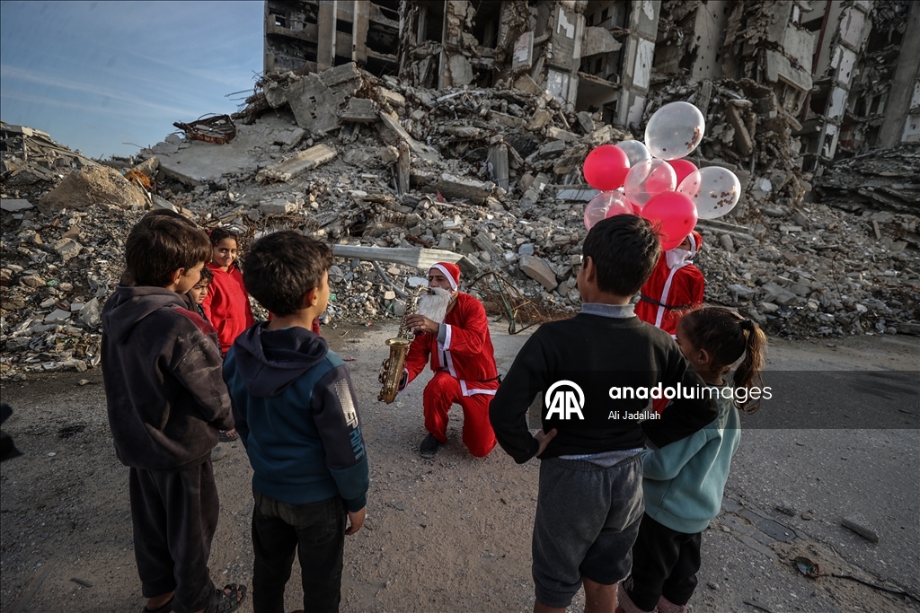 В Газе волонтеры в костюмах Санта-Клауса порадовали палестинских детей