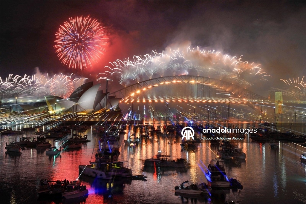 Avustralya yeni yıla havai fişek gösterileriyle girdi