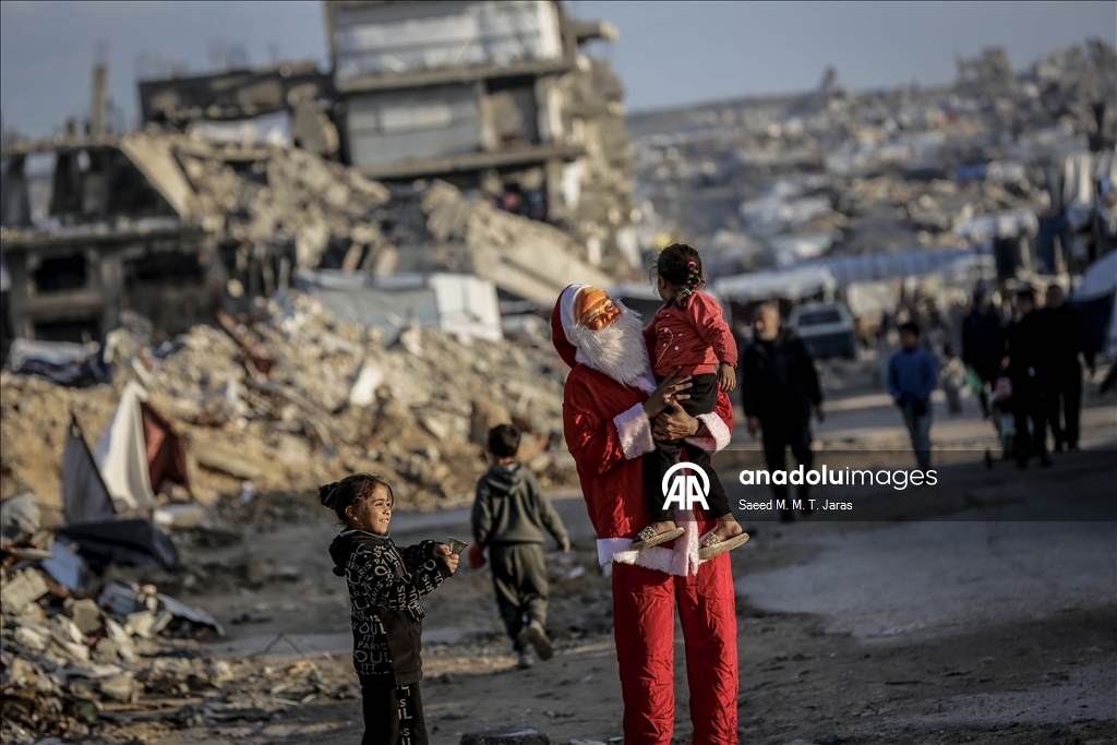 Gazzeli Noel baba masum savaş mağduru çocukların yüzünü güldürdü