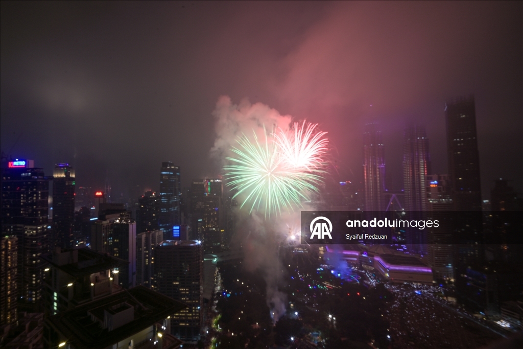 Kuala Lumpur’da yeni yıl havai fişek gösterisi