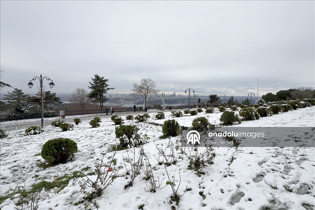 İstanbul'da kar yağışının etkisiyle bazı bölgeler beyaza büründü