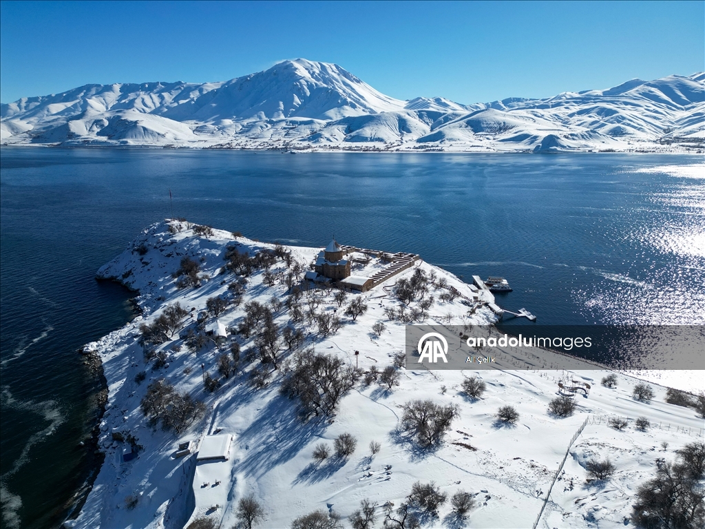 Beyaza bürünen Akdamar Adası ziyaretçilerini ağırlıyor