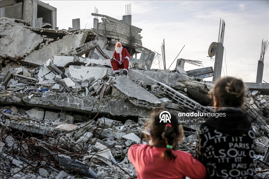 Gazzeli Noel baba masum savaş mağduru çocukların yüzünü güldürdü