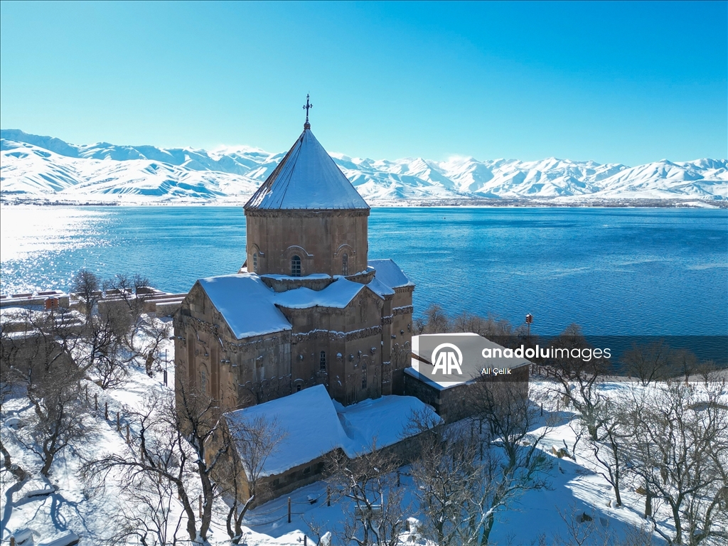 Beyaza bürünen Akdamar Adası ziyaretçilerini ağırlıyor