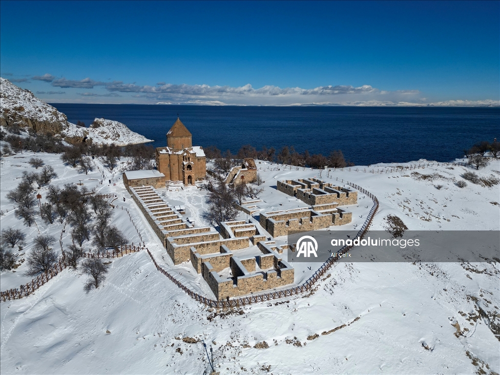 Beyaza bürünen Akdamar Adası ziyaretçilerini ağırlıyor