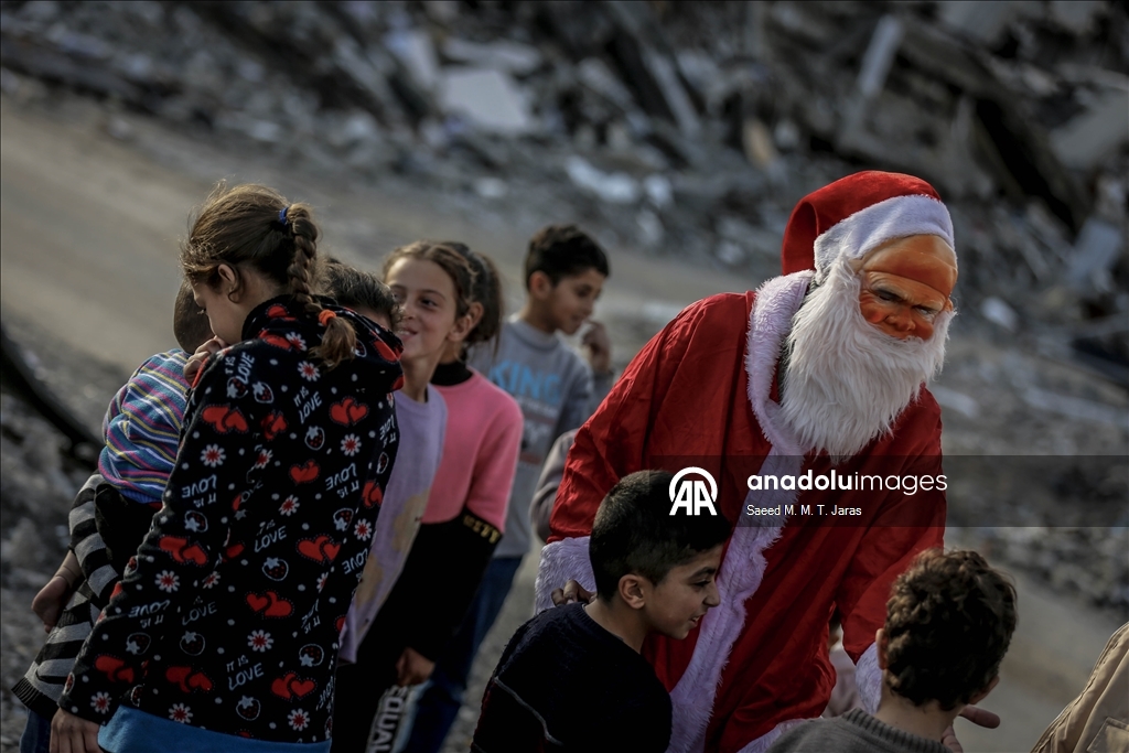 Gazzeli Noel baba masum savaş mağduru çocukların yüzünü güldürdü