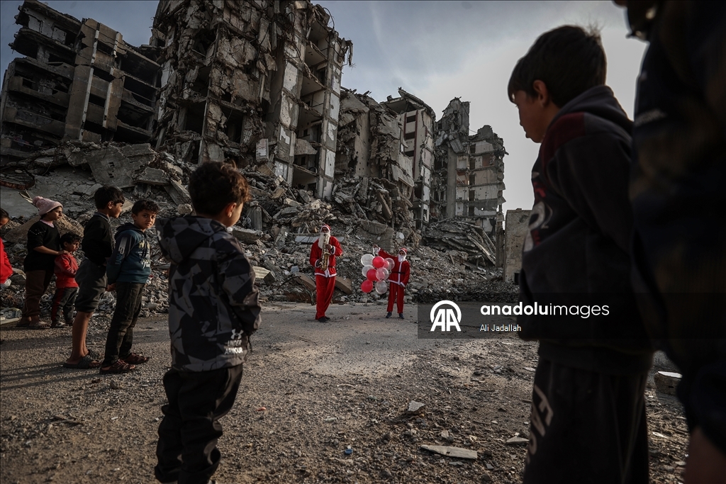 В Газе волонтеры в костюмах Санта-Клауса порадовали палестинских детей