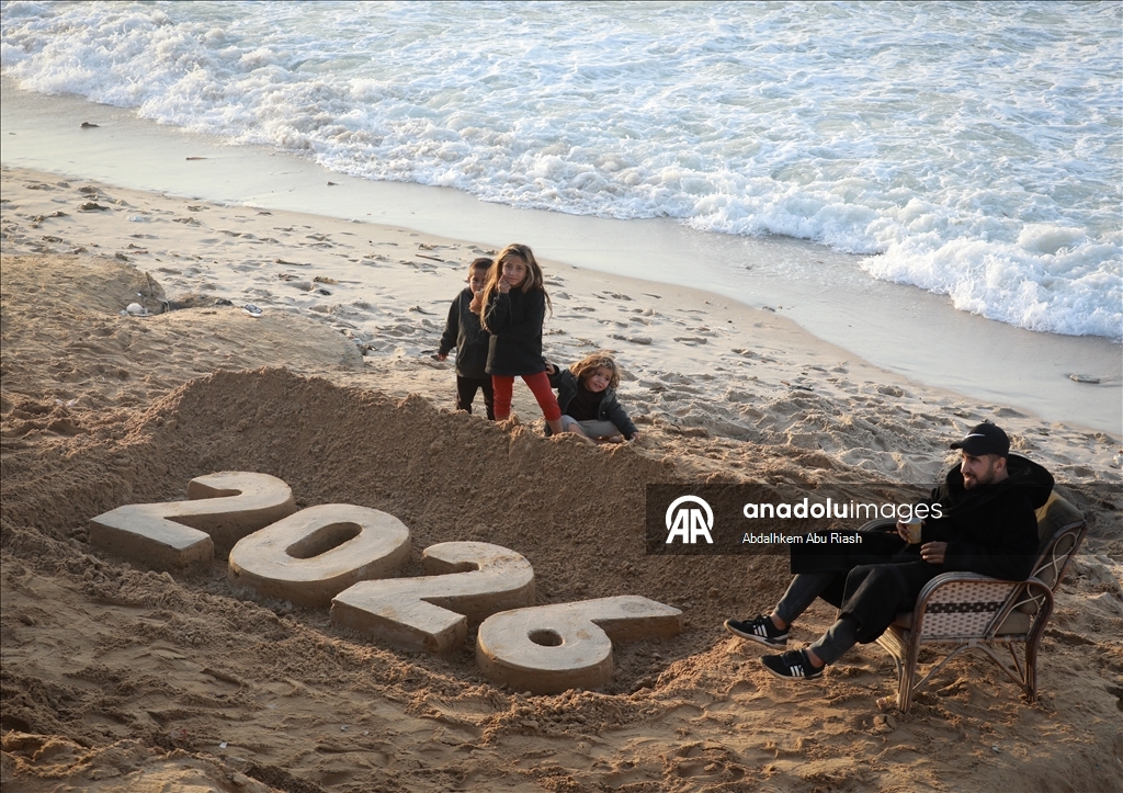 Filistinli resim sanatçısı Ebu Cerad, Gazze sahilinde “2026” yazdı
