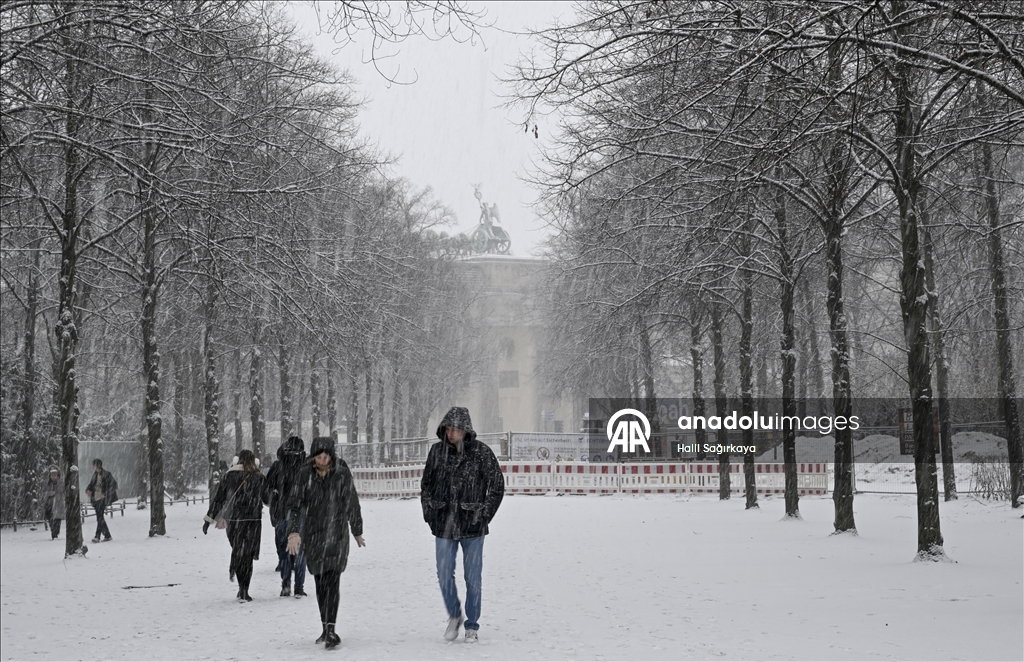 Berlin'de kar yağışı etkili oldu