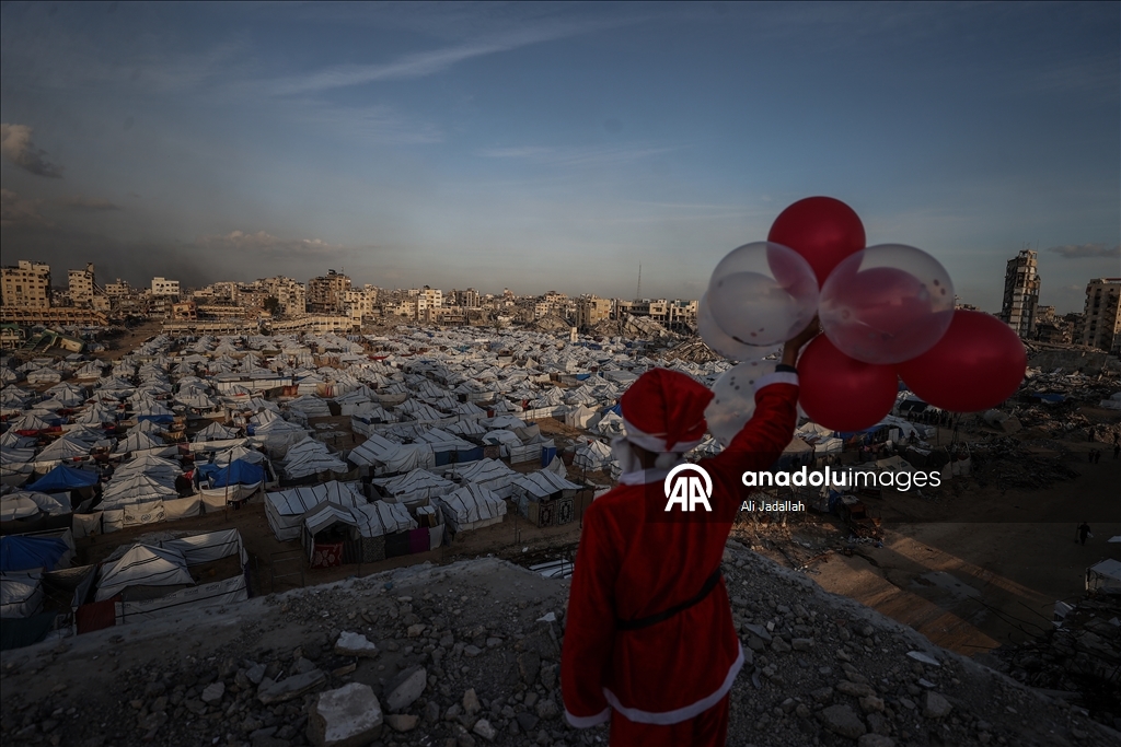 Gazze'de Noel baba kılığını giyen gönüllü gençler, Filistinli çocukların yüzünü güldürdü