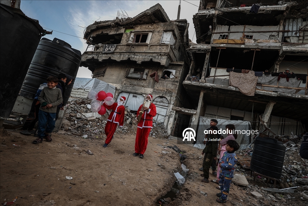 В Газе волонтеры в костюмах Санта-Клауса порадовали палестинских детей