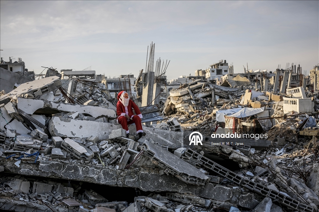 Gazzeli Noel baba masum savaş mağduru çocukların yüzünü güldürdü