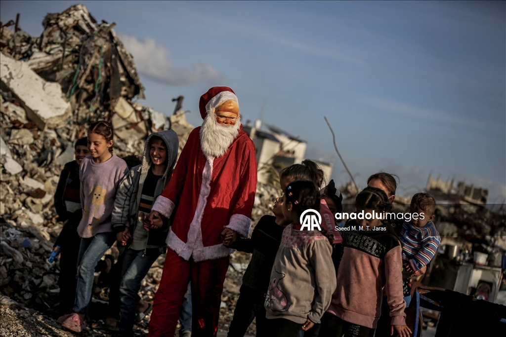 Gazzeli Noel baba masum savaş mağduru çocukların yüzünü güldürdü