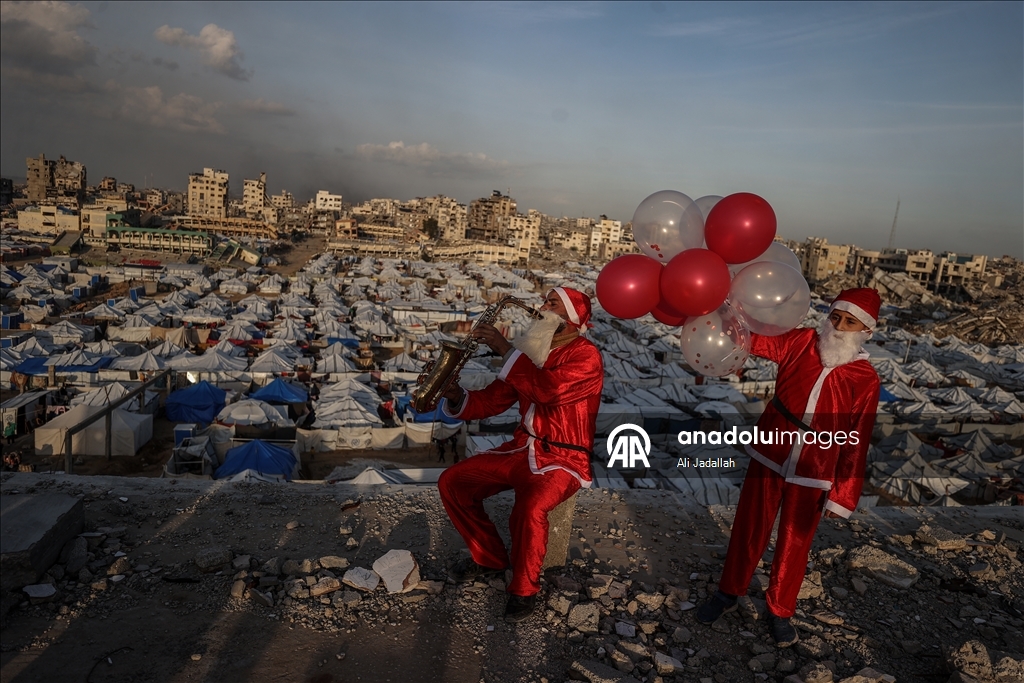 В Газе волонтеры в костюмах Санта-Клауса порадовали палестинских детей