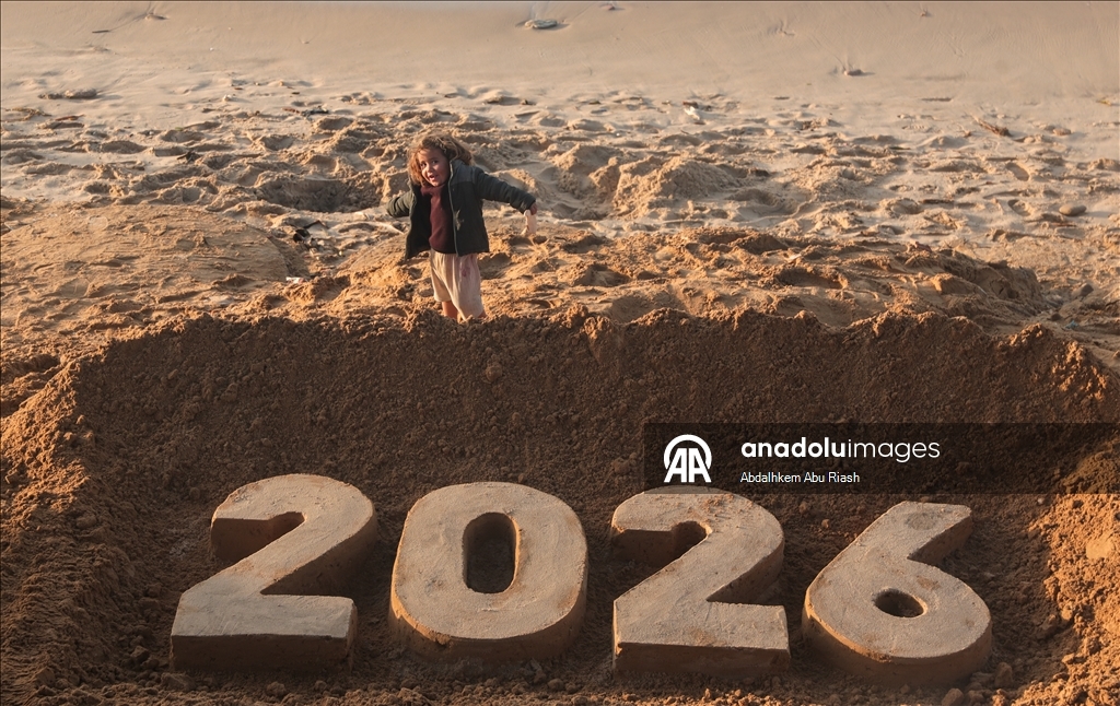 Filistinli resim sanatçısı Ebu Cerad, Gazze sahilinde “2026” yazdı