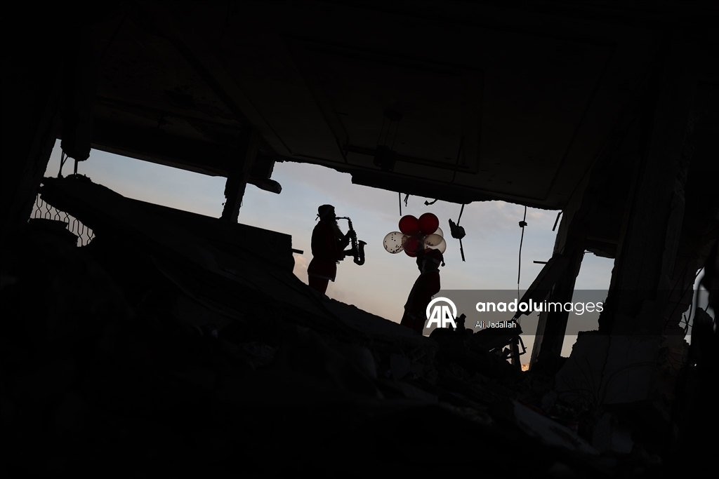 В Газе волонтеры в костюмах Санта-Клауса порадовали палестинских детей