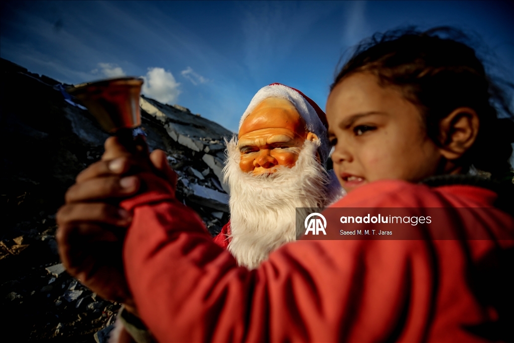 Gazzeli Noel baba masum savaş mağduru çocukların yüzünü güldürdü