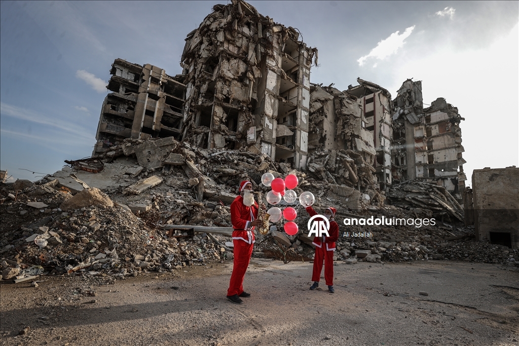 В Газе волонтеры в костюмах Санта-Клауса порадовали палестинских детей