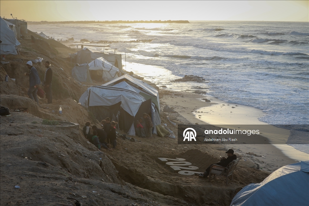 Filistinli resim sanatçısı Ebu Cerad, Gazze sahilinde “2026” yazdı