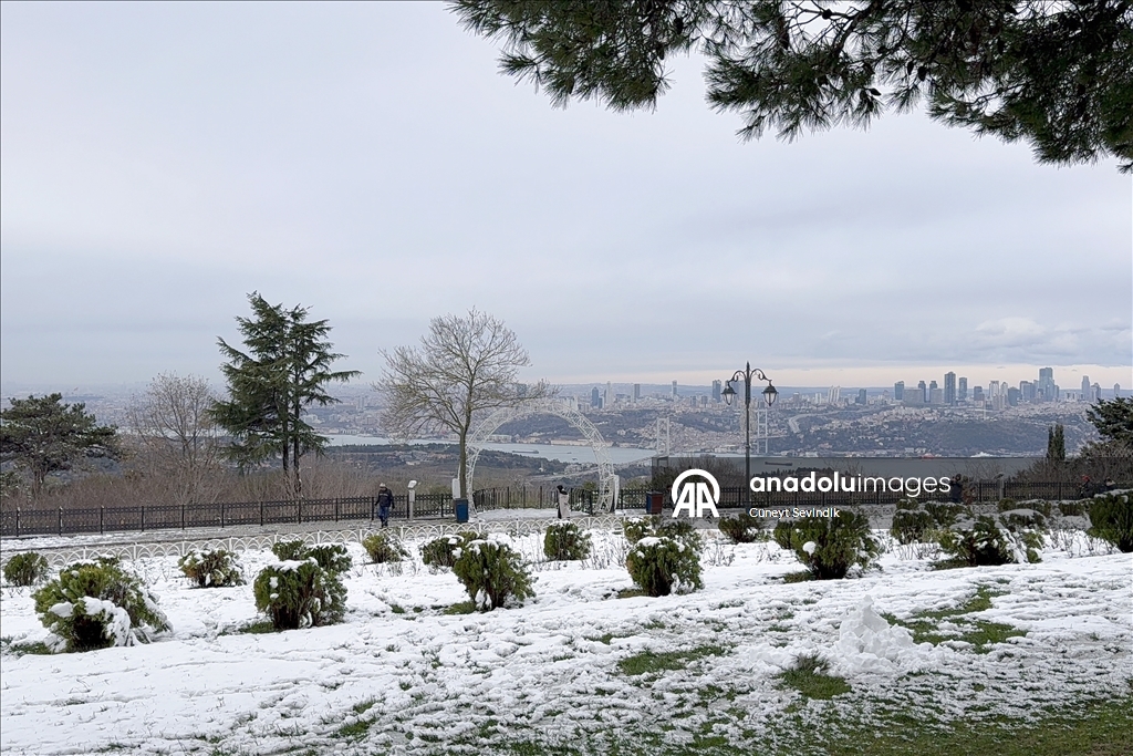 İstanbul'da kar yağışının etkisiyle bazı bölgeler beyaza büründü