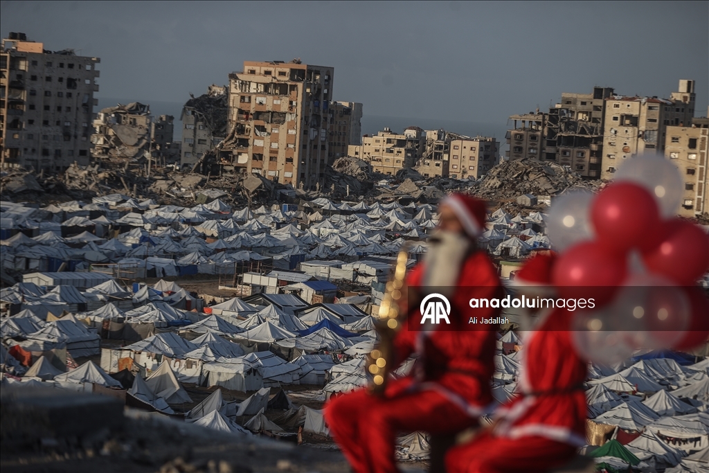 Gazze'de Noel baba kılığını giyen gönüllü gençler, Filistinli çocukların yüzünü güldürdü