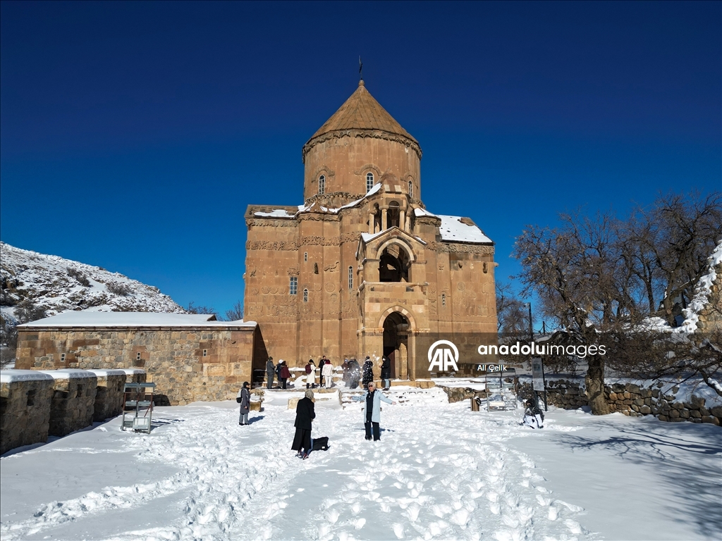 Beyaza bürünen Akdamar Adası ziyaretçilerini ağırlıyor