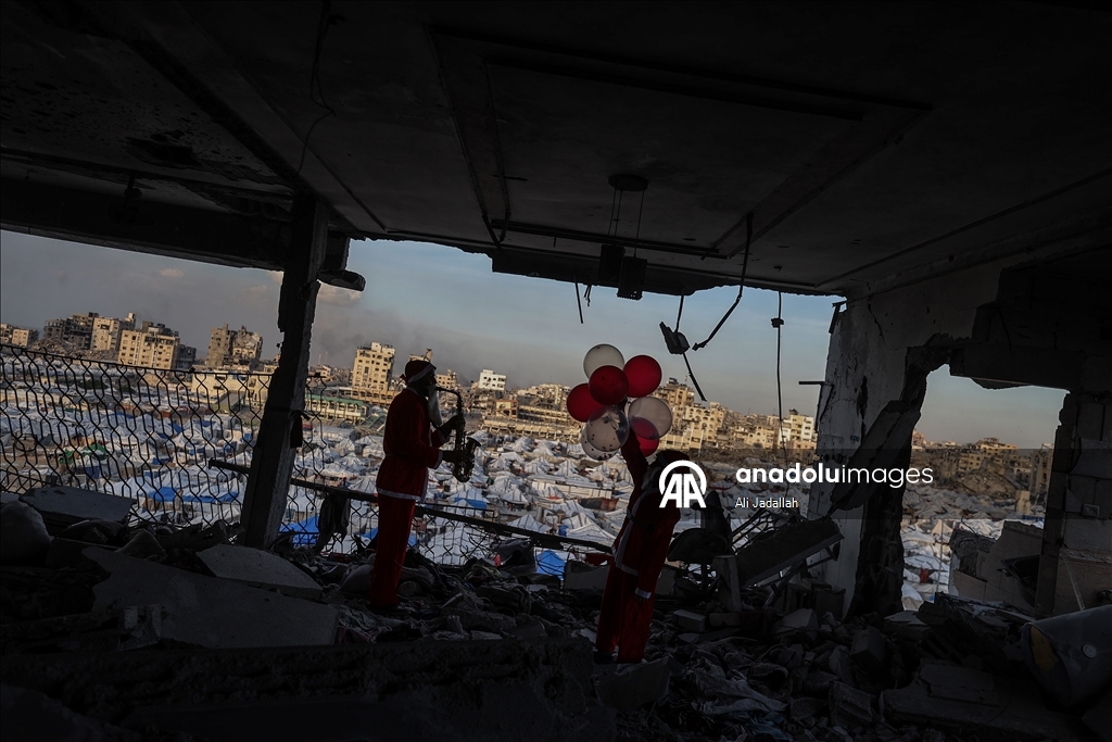 Gazze'de Noel baba kılığını giyen gönüllü gençler, Filistinli çocukların yüzünü güldürdü