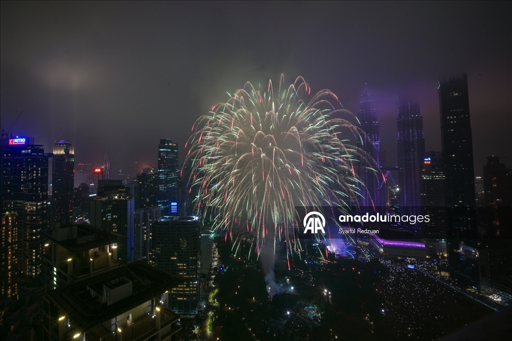 Kuala Lumpur’da yeni yıl havai fişek gösterisi
