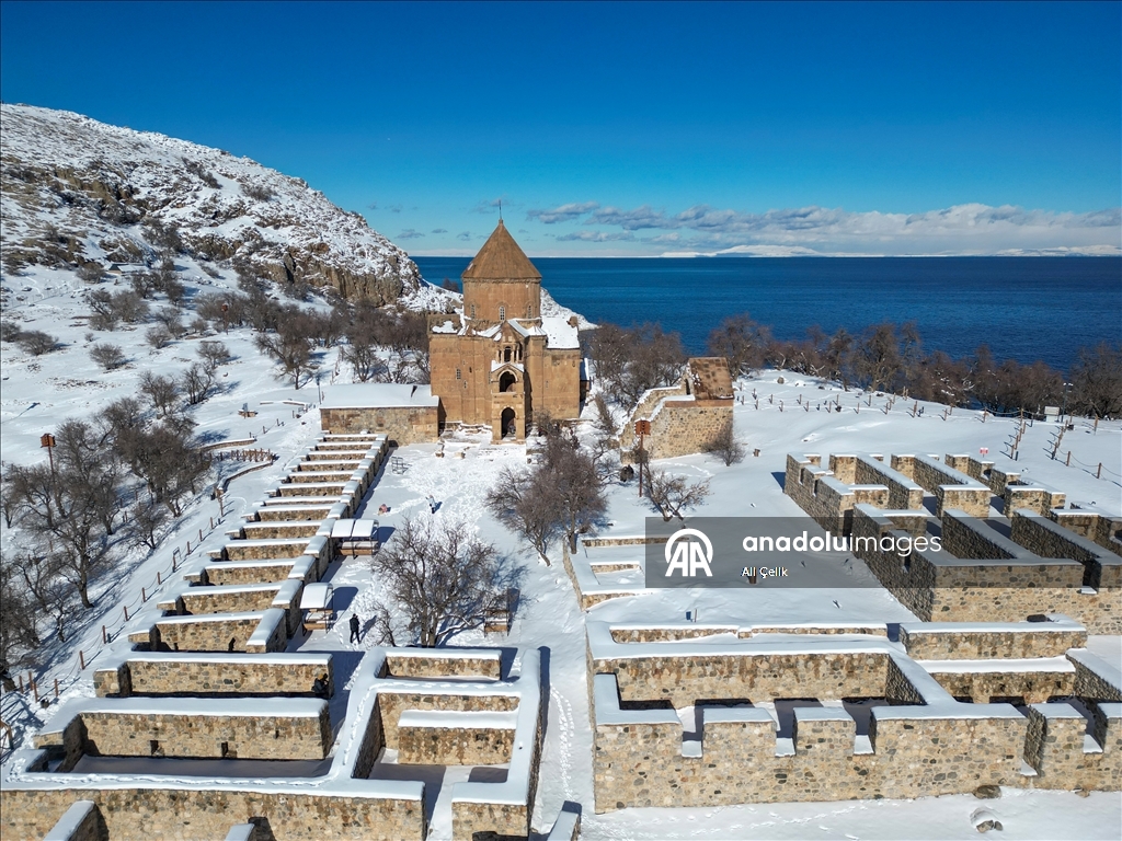 Beyaza bürünen Akdamar Adası ziyaretçilerini ağırlıyor