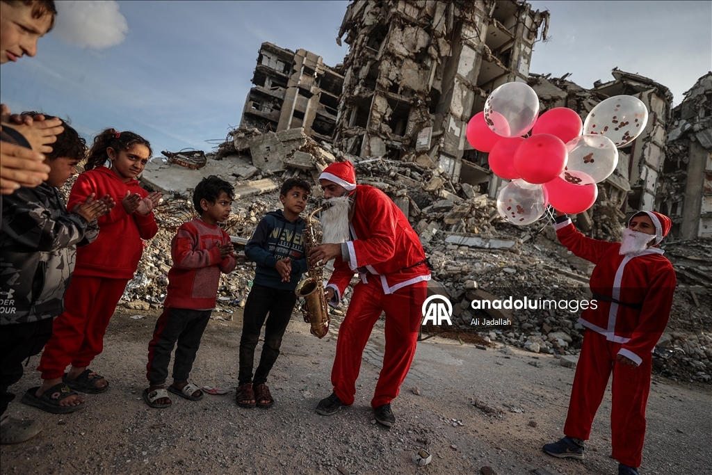 В Газе волонтеры в костюмах Санта-Клауса порадовали палестинских детей