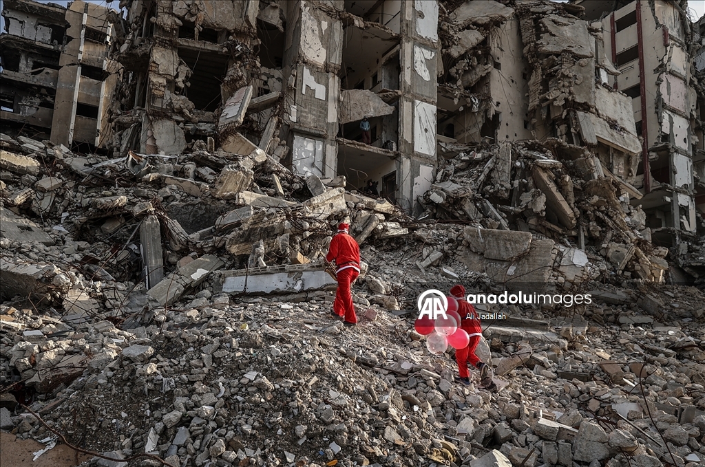 В Газе волонтеры в костюмах Санта-Клауса порадовали палестинских детей