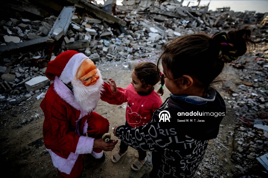 Gazzeli Noel baba masum savaş mağduru çocukların yüzünü güldürdü