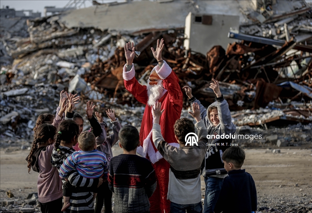 Gazzeli Noel baba masum savaş mağduru çocukların yüzünü güldürdü