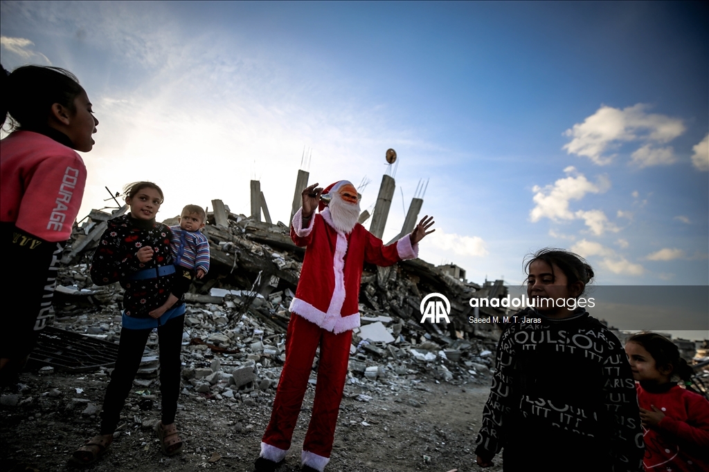 Gazzeli Noel baba masum savaş mağduru çocukların yüzünü güldürdü