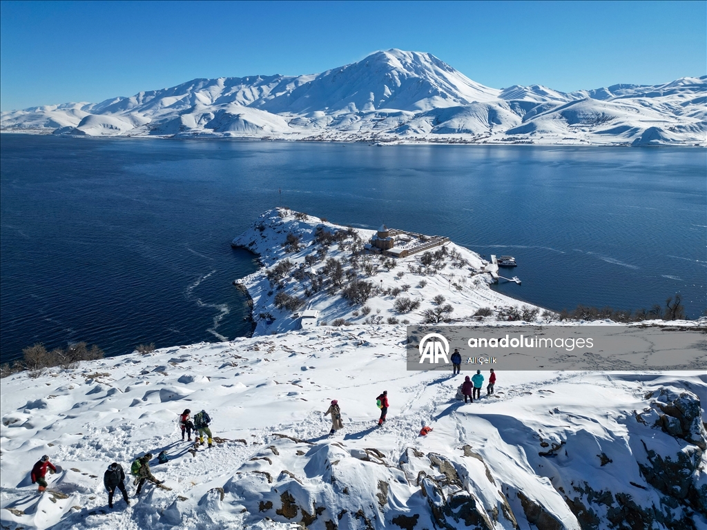 Beyaza bürünen Akdamar Adası ziyaretçilerini ağırlıyor