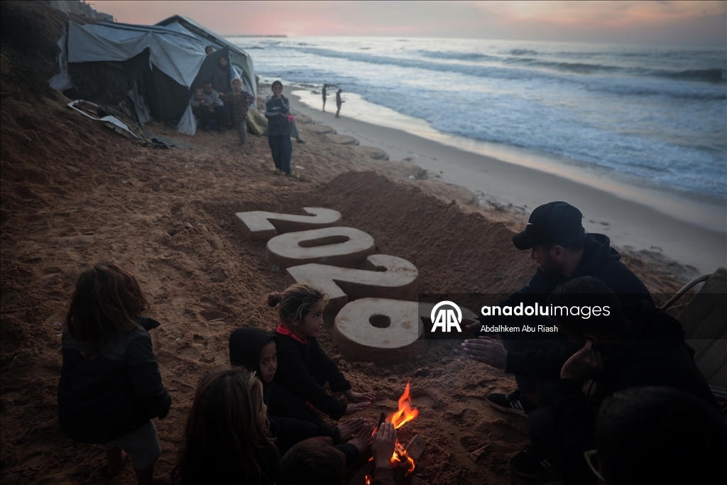 Filistinli resim sanatçısı Ebu Cerad, Gazze sahilinde “2026” yazdı