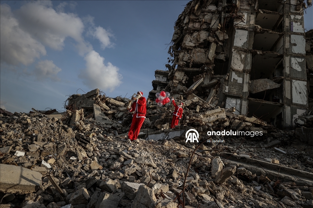 В Газе волонтеры в костюмах Санта-Клауса порадовали палестинских детей