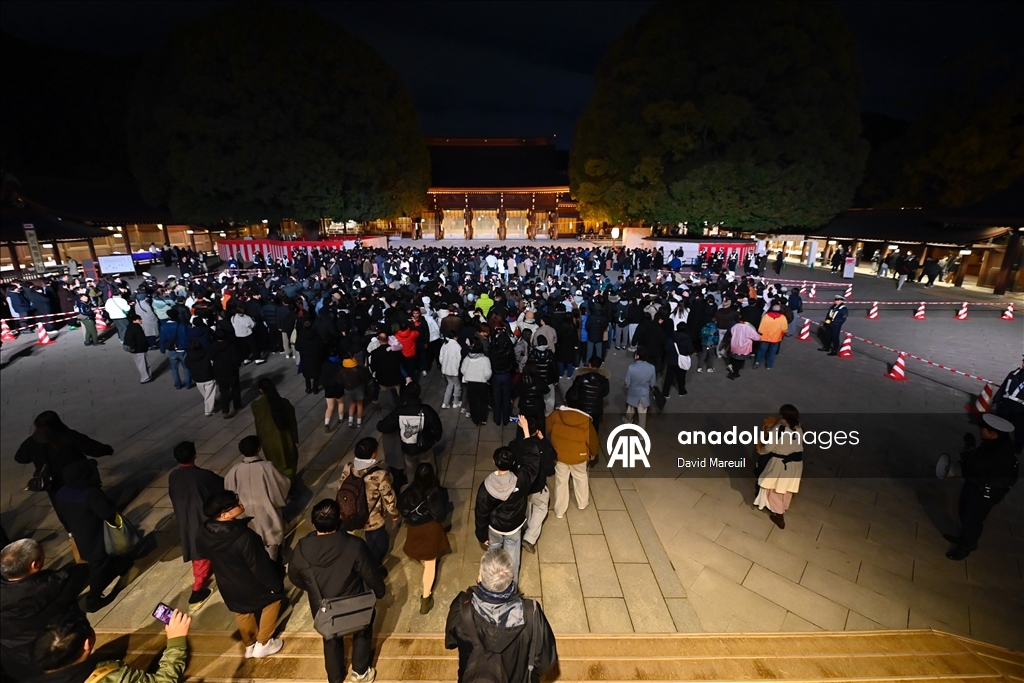 Tokyolular yeni yılı karşılarken Meiji-jingu’da dileklerde bulundu