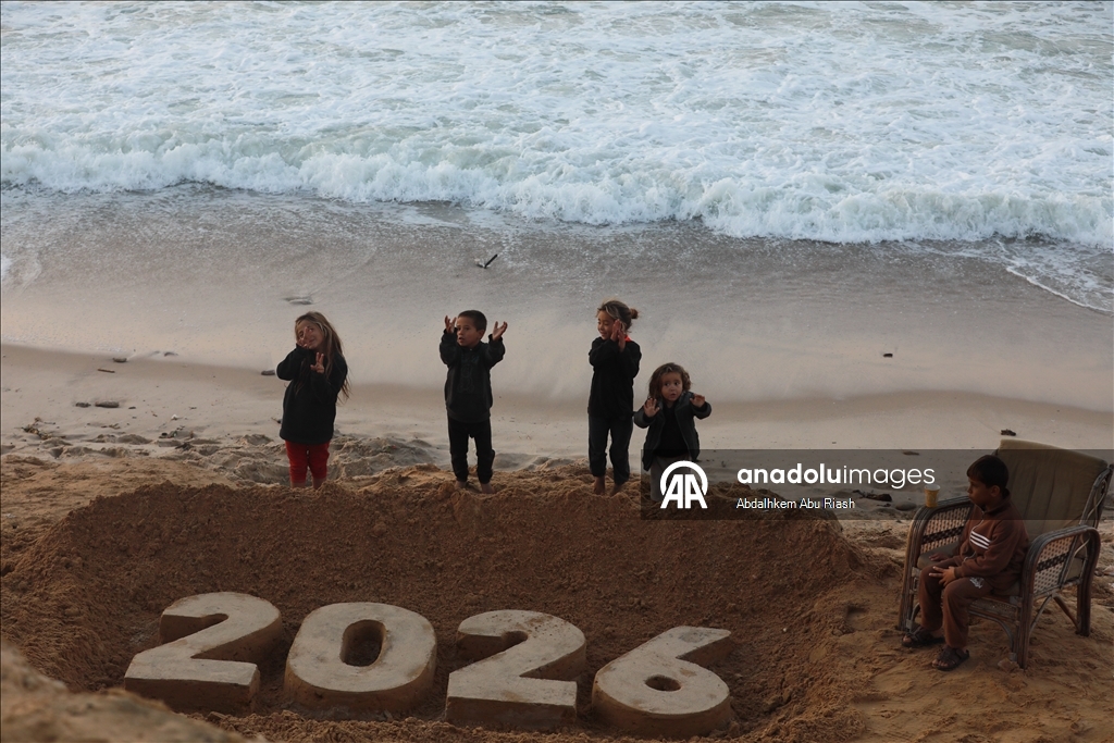 Filistinli resim sanatçısı Ebu Cerad, Gazze sahilinde “2026” yazdı